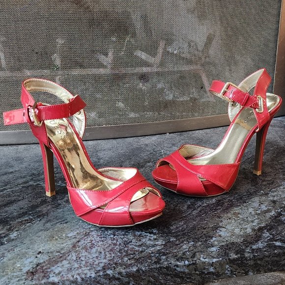 Guess Red Glossy Patent Leather Spike Peep Toe Heels Size 6M - Picture 1 of 16